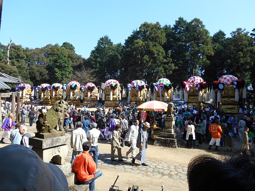 飯岡の八幡神社に勢ぞろいした太鼓台