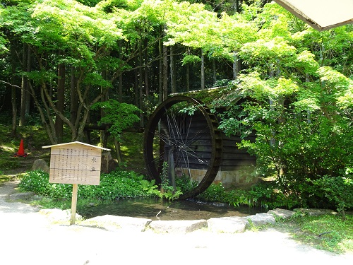 万博公園の休憩所の傍にある水車小屋