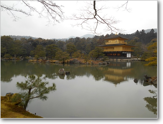 池の中に浮かぶ金閣寺